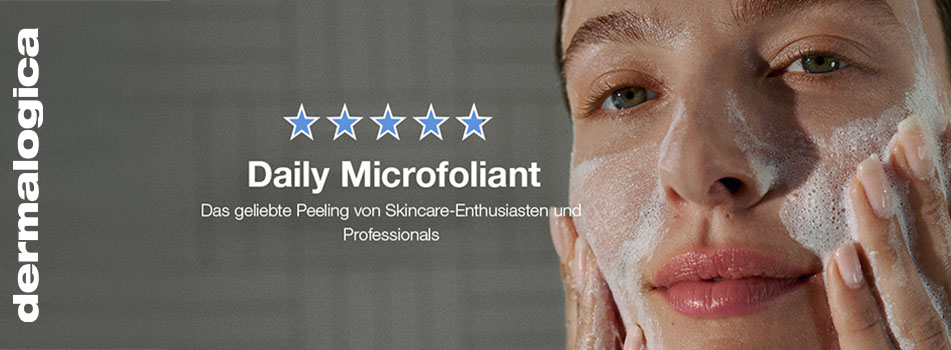 Frau mit Peeling im Gesicht, Dermalogica Daily Microfoliant mit fünf Sternen Bewertung