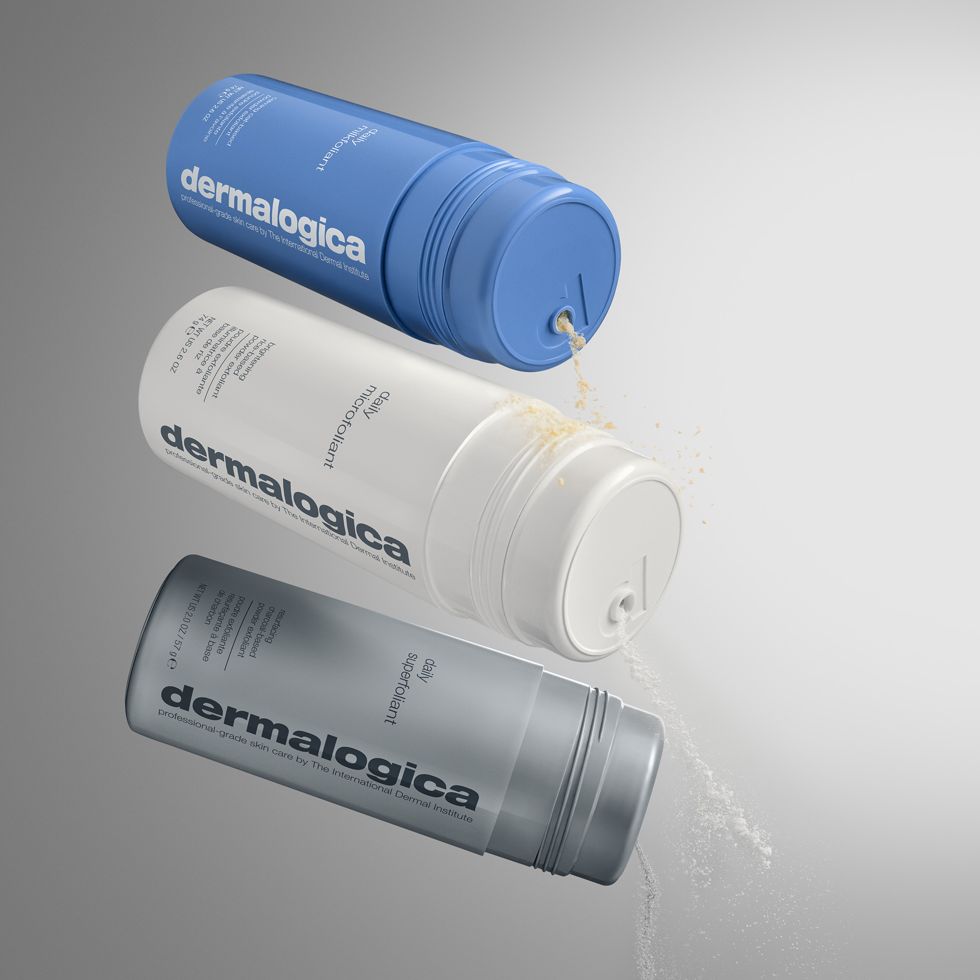 Dermalogica Daily Microfoliant Peeling in verschiedenen Verpackungen mit ausgestreutem Puder