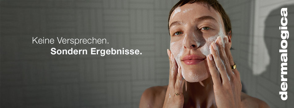 Frau reinigt ihr Gesicht mit Dermalogica Produkt, Text: Keine Versprechen. Sondern Ergebnisse.