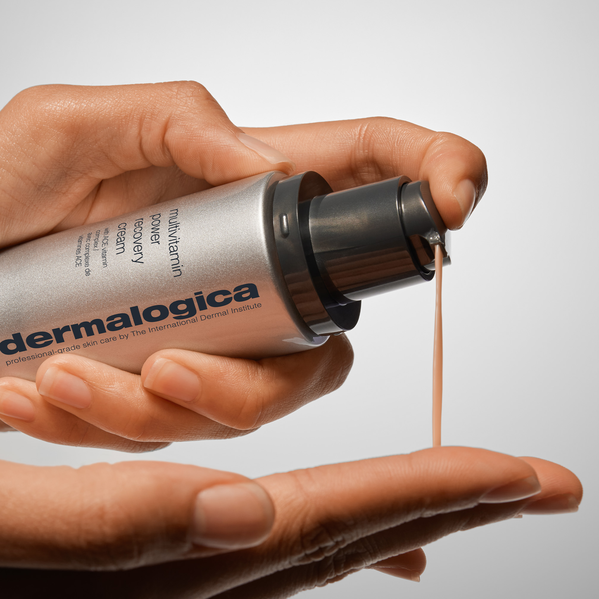 Dermalogica Multivitamin Power Recovery Cream wird aus einem Spender auf die Hand aufgetragen