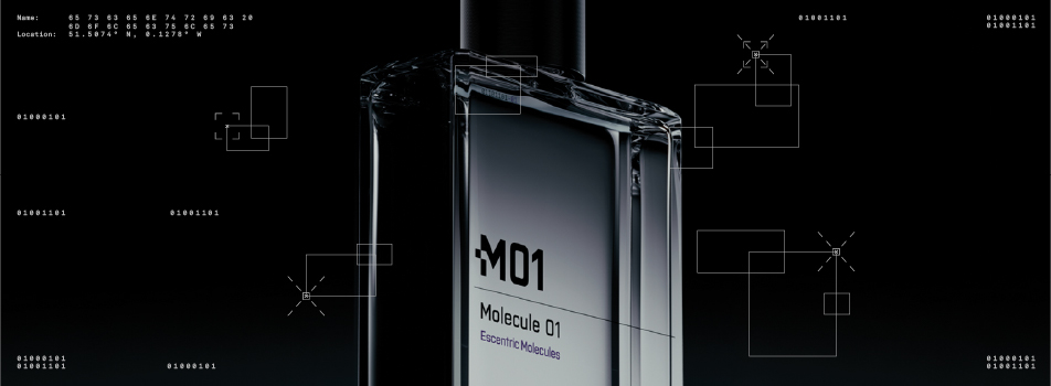 Escentric Molecules Molecule 01: Glasflakon mit schwarzer Kappe vor schwarzem Hintergrund mit grafischen Linien, Fadenkreuzen und Binärcode im Tech-Look