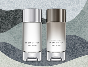 Zwei moderne Parfumflakons von Issey Miyake Le Sel d’Issey auf wellenförmigem Hintergrund in Blau und Grau. Links ein weißer Flakon mit silbernem Deckel, rechts ein grauer Flakon mit dunklem Deckel.