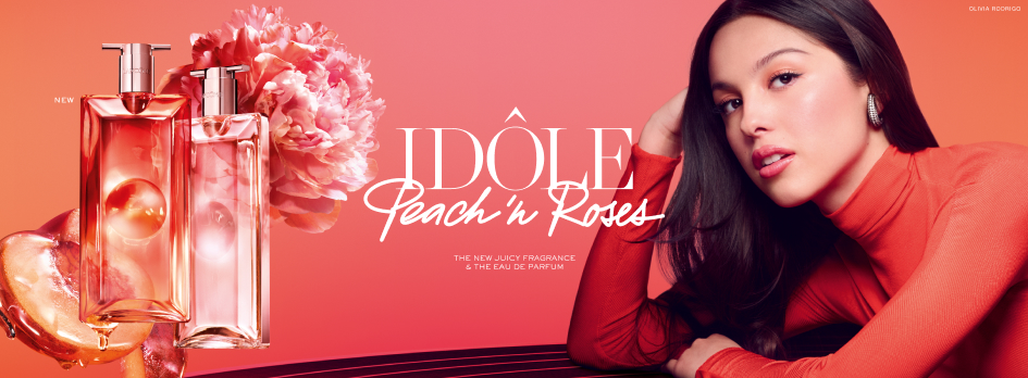 Lancôme Idôle Peach 'n Roses – neues Eau de Parfum und Juicy Fragrance mit Markenbotschafterin Olivia Rodrigo vor pfirsichfarbenem Hintergrund