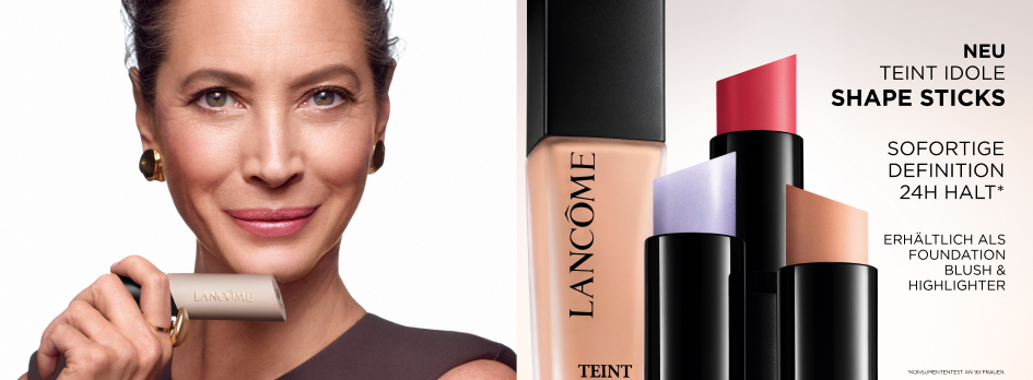 Lancôme Teint Idole Shape Sticks – Markenbotschafterin mit Foundation-Stick, daneben Foundation, Blush- und Highlighter-Stick, 24H Halt