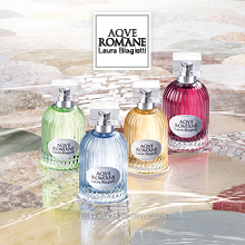 Vier farbige Parfümflakons aus der Kollektion Aqve Romane von Laura Biagiotti stehen auf einem hellen Mosaikboden; im Hintergrund das Markenlogo.