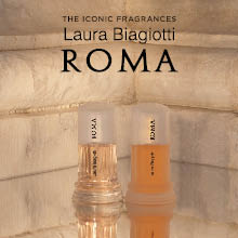 Zwei Parfümflakons Laura Biagiotti Roma Donna und Roma Fiori Bianchi stehen nebeneinander auf einer glänzenden Oberfläche vor einer hellen Marmorwand.