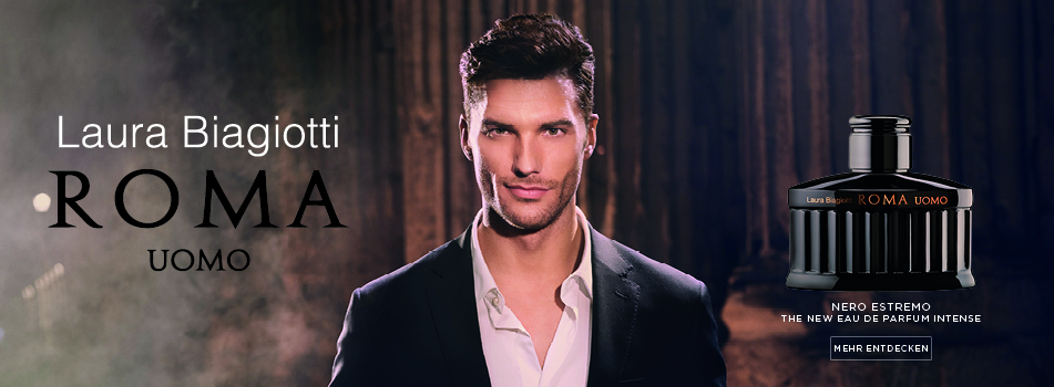 Werbeanzeige für das Parfum Laura Biagiotti Roma Uomo Nero Estremo. Ein stilvoll gekleideter Mann mit offenen Haaren und durchdringendem Blick steht vor einer geheimnisvollen, architektonisch beeindruckenden Kulisse. Rechts neben ihm wird der schwarze Parfumflakon hervorgehoben, begleitet vom Text 'Nero Estremo – The New Eau de Parfum Intense'. Das Design vermittelt eine luxuriöse und maskuline Ästhetik.