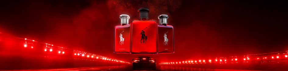 Ralph Lauren Parfum-Kollektion – Drei leuchtend rote Flakons mit ikonischem Polo-Logo vor einer futuristischen roten Lichtkulisse.