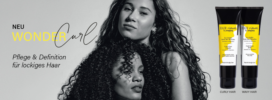 Werbung für das Haarpflegeprodukt 'Wonder Curl' von Hair Rituel by Sisley. Links stehen die Worte: 'NEU WONDER Curl – Pflege & Definition für lockiges Haar'. Im Mittelpunkt des Bildes sind zwei Frauen mit definierten, lockigen Haaren zu sehen – eine mit dichten, kleinen Locken, die andere mit langen, welligen Haaren. Rechts im Bild sind zwei schwarze Tuben mit gelbem Etikett abgebildet, beschriftet mit 'Hair Rituel by Sisley' – jeweils für 'Curly Hair' und 'Wavy Hair'.