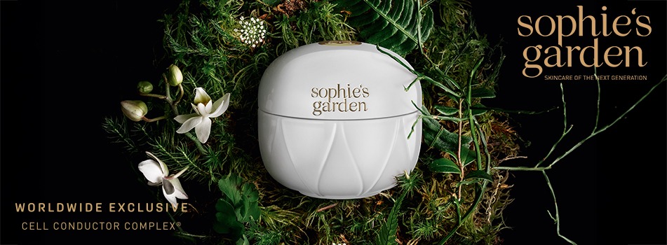 Werbung für 'sophie’s garden' Hautpflege: Eine elegante, weiße Cremedose mit goldener Aufschrift liegt auf einem Bett aus Moos und weißen Blüten. Links unten steht 'WORLDWIDE EXCLUSIVE – CELL CONDUCTOR COMPLEX®', rechts oben der Markenname 'sophie’s garden – Skincare of the next generation'.