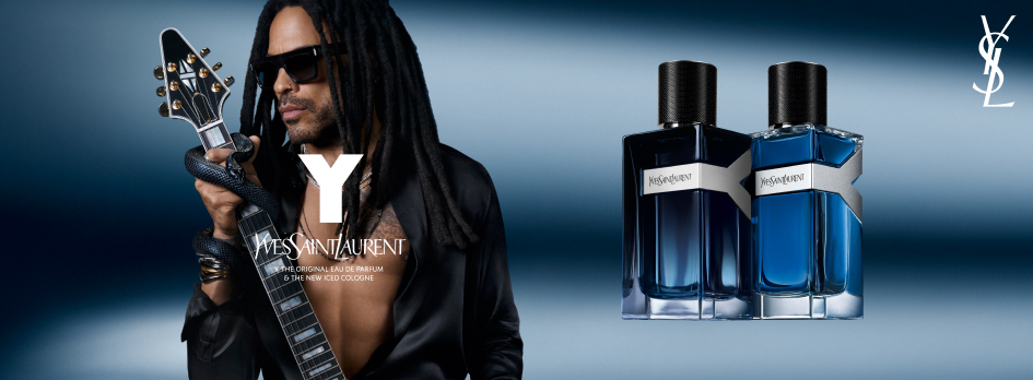 Markenbanner von Yves Saint Laurent Y: Musiker mit Sonnenbrille und Gitarre neben zwei blauen Y Eau de Parfum und Eau de Cologne Flakons vor blauem Hintergrund.